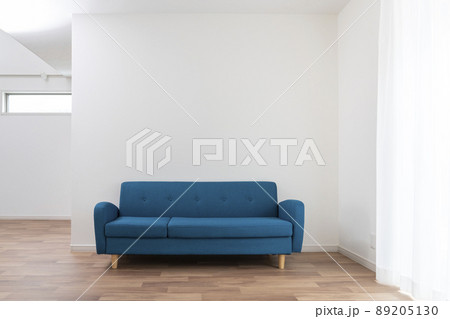 白い壁の部屋に置かれたブルーのソファ 白い壁の部屋に置かれたブルーのソファ 89205130