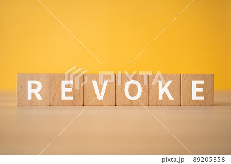 取り消し・廃止のイメージ｜「REVOKE」と書かれた積み木 89205358