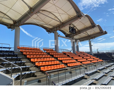 野球グランドのバックネット裏席と青空 89206689