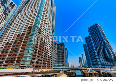 東京　中央区勝どきの都市風景　ザ・東京タワーズ とドゥ・トゥールWEST棟 89206725