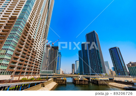 東京　中央区勝どきの都市風景　ザ・東京タワーズ とドゥ・トゥールWEST棟 89206726