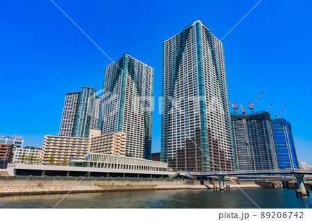東京　中央区勝どきの都市風景　ザ・東京タワーズ と勝どき ザ・タワー 89206742
