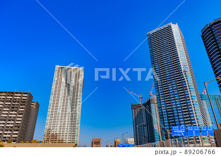 東京　中央区勝どきの都市風景　ザ・東京タワーズ とドゥ・トゥールWEST棟 89206766