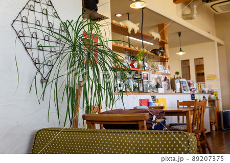 おしゃれなカフェの雰囲気の良い店内 おしゃれなカフェの雰囲気の良い店内 89207375