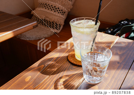 日光の入る窓際で過ごすカフェのひととき 日光の入る窓際で過ごすカフェのひととき 89207838