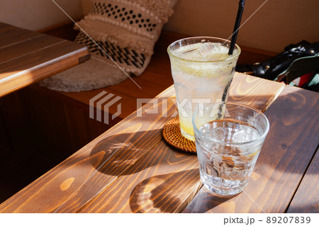 日光の入る窓際で過ごすカフェのひととき 日光の入る窓際で過ごすカフェのひととき 89207839