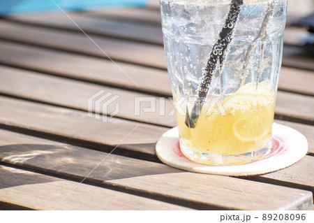 カフェのテラス席でランチ 89208096
