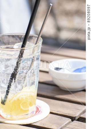 カフェのテラス席でランチ 89208097