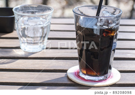 カフェのテラス席でランチ 89208098