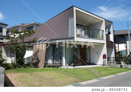 青空に映える珍しい形の金属板葺き屋根が美しいオシャレでカッコイイスタイリッシュにデザインされた 89208742