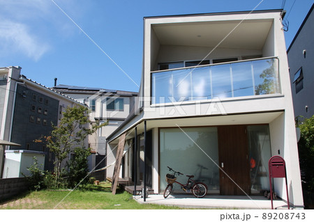 青空に映える珍しい形の金属板葺き屋根が美しいオシャレでカッコイイスタイリッシュにデザインされた 青空に映える珍しい形の金属板葺き屋根が美しいオシャレでカッコイイスタイリッシュにデザインされた 89208743