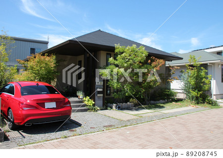 青空に映える終の棲家としたい方形屋根の平屋建ての落ち着いた雰囲気のラグジュアリーでオシャレな邸宅 青空に映える終の棲家としたい方形屋根の平屋建ての落ち着いた雰囲気のラグジュアリーでオシャレな邸宅 89208745