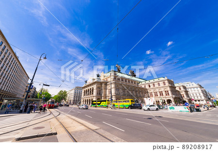 オーストリア ウィーン国立歌劇場とオペルンガッセの町並み オーストリア ウィーン国立歌劇場とオペルンガッセの町並み 89208917