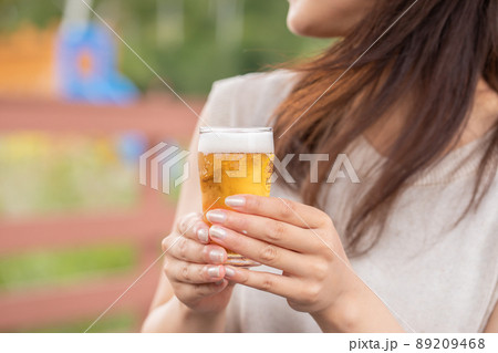 グラスビールを持つ女性 beer グラスビールを持つ女性 beer 89209468