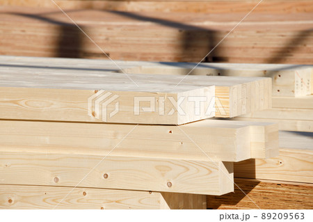 新築住宅の建設現場にある木材 89209563