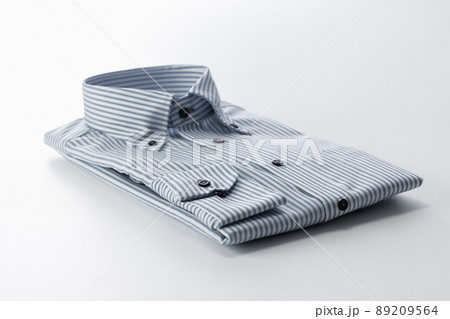 丁寧にアイロンされた、清潔なストライプ柄のワイシャツ 丁寧にアイロンされた、清潔なストライプ柄のワイシャツ 89209564