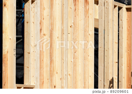 新築住宅の建設現場にある木材 89209601