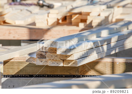 新築住宅の建設現場にある木材 89209821