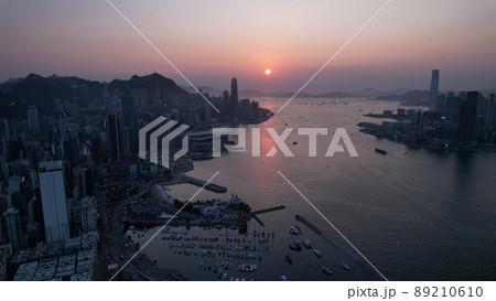 sunset view of victoria harbour between Tsim Sha Tsui and Hong Kong Island	 89210610