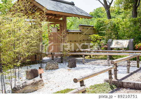 神戸市しあわせの村の日本庭園の貴人門 89210751