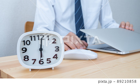 ビジネスマン｜6時・18時終業・残業イメージ 89210858