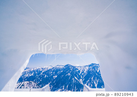（富山県）一面銀世界　立山・大観峰　雪のポケットから覗く北アルプスの峰々 89210943