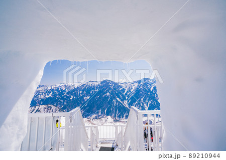 （富山県）一面銀世界　立山・大観峰　雪のポケットから覗く北アルプスの峰々 89210944
