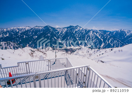 （富山県）一面銀世界　立山・大観峰のテラスから望む北アルプスの峰々 89211059