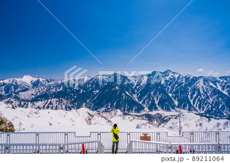 （富山県）一面銀世界　立山・大観峰のテラスから望む北アルプスの峰々 89211064