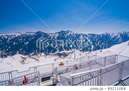 （富山県）一面銀世界　立山・大観峰のテラスから望む北アルプスの峰々 89211068