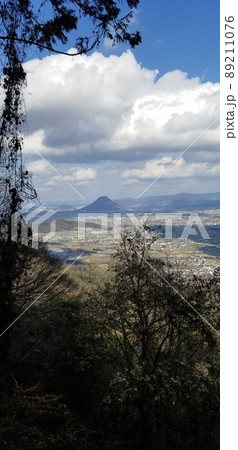晴れた空!大きな雲!キレイな山!木陰から覗くと風情があるよ 晴れた空!大きな雲!キレイな山!木陰から覗くと風情があるよ 89211076