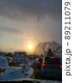 フロントガラスと水滴の向こうには夕焼け 89211079