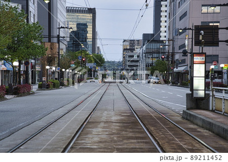 早朝の富山路面電車軌道 早朝の富山路面電車軌道 89211452