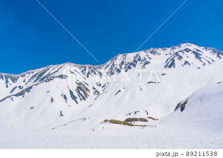 (富山県)一面銀世界 立山・室堂から望む、立山の峰々 (富山県)一面銀世界 立山・室堂から望む、立山の峰々 89211538