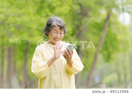 スマホを操作する女性 シニア スマホを操作する女性 シニア 89212066
