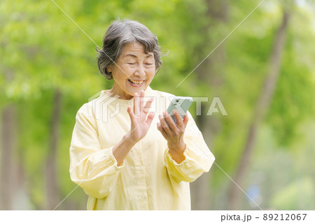 スマホを操作する女性　シニア　 89212067