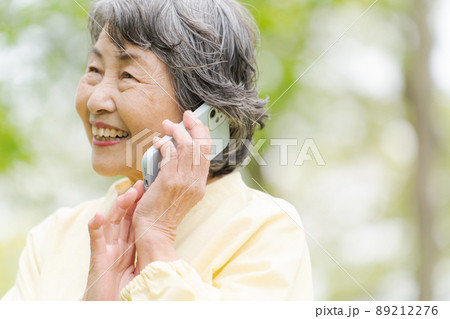電話をする女性 シニア 電話をする女性 シニア 89212276