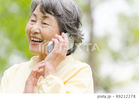 電話をする女性 シニア 電話をする女性 シニア 89212278