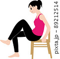 椅子に座ってもも上げ女性（主線なし） 89212514