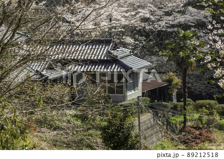 石上布都魂神社　参道の民家　岡山県赤磐市 89212518