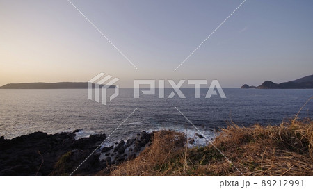 萩沖日本海の夕日シーン 89212991