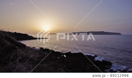 萩沖日本海の夕日シーン 89212998