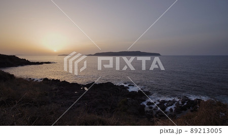 萩沖日本海の夕日シーン 89213005