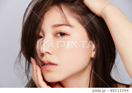 ビューティー若い日本人女性　乱れ髪 89213294