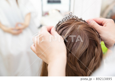 ヘアセットをする女性の頭 Hair set ヘアセットをする女性の頭 Hair set 89213895