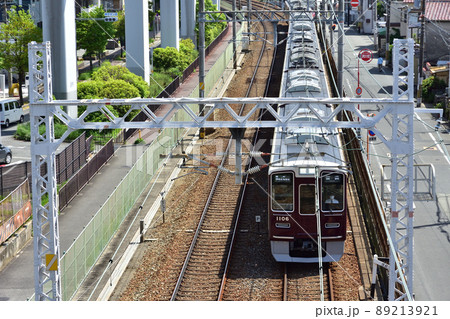 宝塚へ向かう阪急1000系 89213921