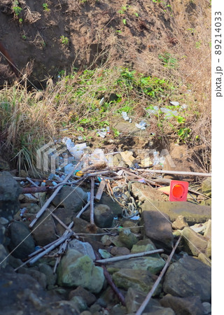 海場に流れ着いたゴミ 海場に流れ着いたゴミ 89214033