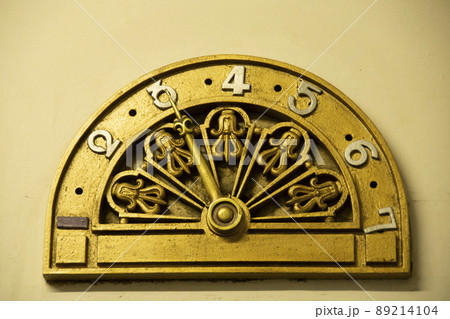 東京銀座一丁目の奥野ビルの日本初の手動式エレベーターの階表示 89214104