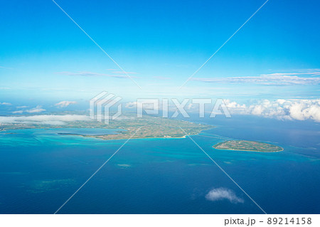 下地島発飛行機からの空撮・宮古島と来間島を結ぶ来間大橋と青い海 89214158