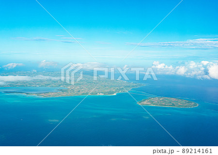 下地島発飛行機からの空撮・宮古島と来間島を結ぶ来間大橋と青い海 下地島発飛行機からの空撮・宮古島と来間島を結ぶ来間大橋と青い海 89214161